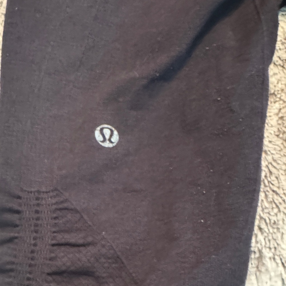 Lululemon Black Leggings in the flow cropped - Picture 2 of 5